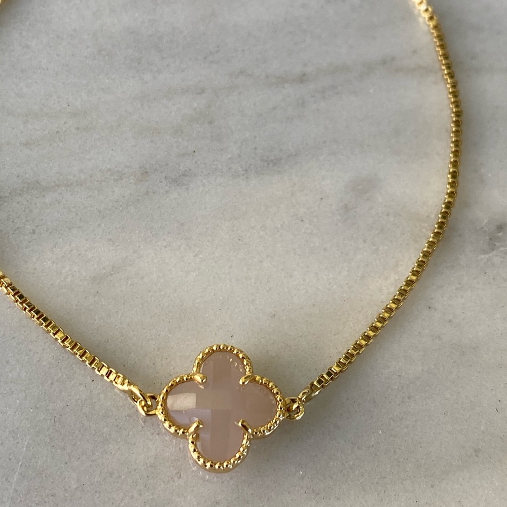 Dainty beige clover flower bracelet - Picture 3 of 4